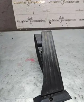 Accelerator throttle pedal