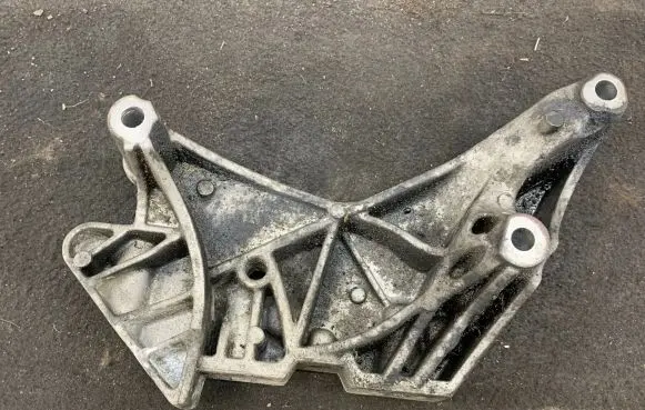 Volkswagen PASSAT CC Engine mounting bracket 06J199207P