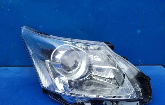 Toyota Avensis T270 Headlight/headlamp 0512