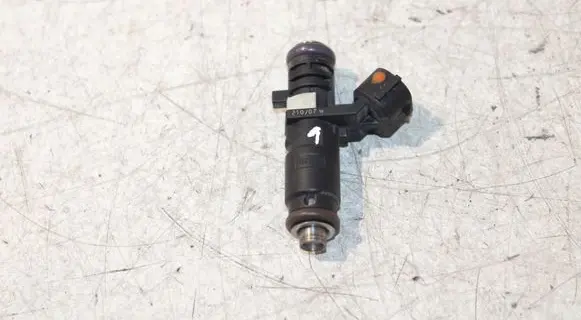 Volkswagen Golf V Fuel injector 06A906031CM