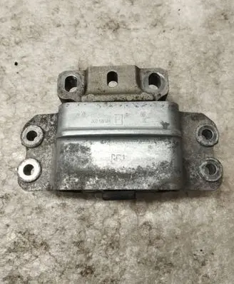 Volkswagen PASSAT B6 Engine mount bracket 3C0199555