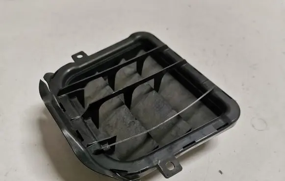 Quarter panel pressure vent