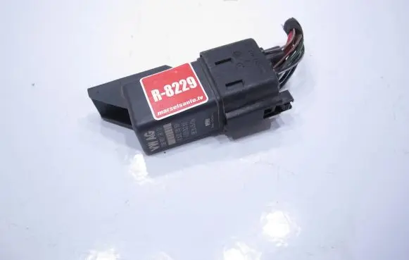 Volkswagen Golf V Glow plug pre-heat relay 038907281D 4055250 0522120504