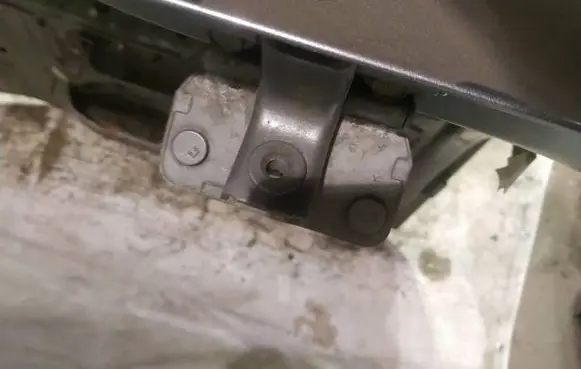 Jeep Grand Cherokee (WK) Tailgate/trunk/boot hinge