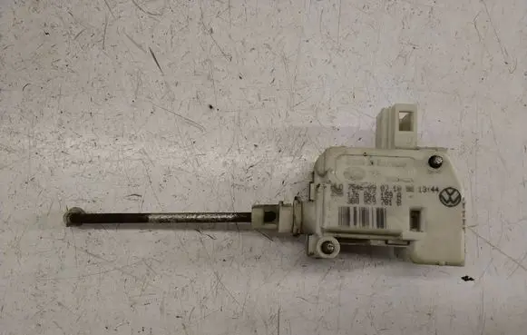 Volkswagen Golf IV Tailgate boot lock/latch motor 1J6862159A 3B0959781B