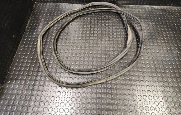 Volkswagen Tiguan Trunk rubber seal (body) 5N0827705