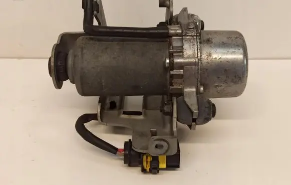 Mercedes-Benz C W205 Vacuum pump A0004303832