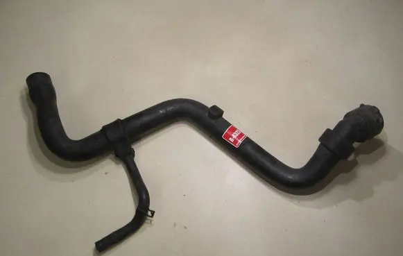 Volkswagen PASSAT B5 Engine coolant pipe/hose 8D0121101J