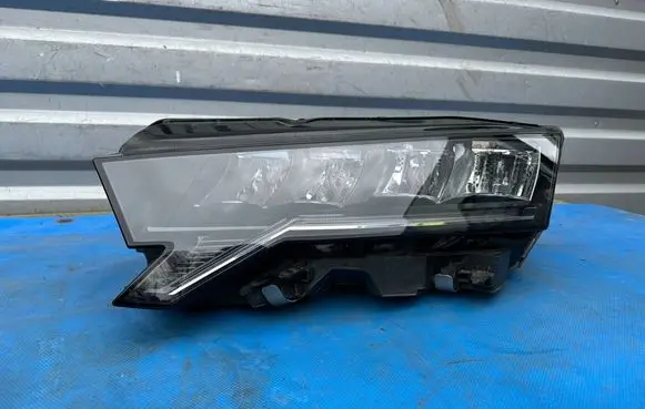 Skoda Octavia Mk4 Headlight/headlamp 5E4941009 LE22A6497