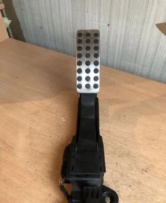 Mercedes-Benz R W251 Accelerator throttle pedal 1643000104