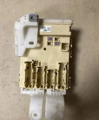 Toyota Auris E180 Fuse module 8922102331