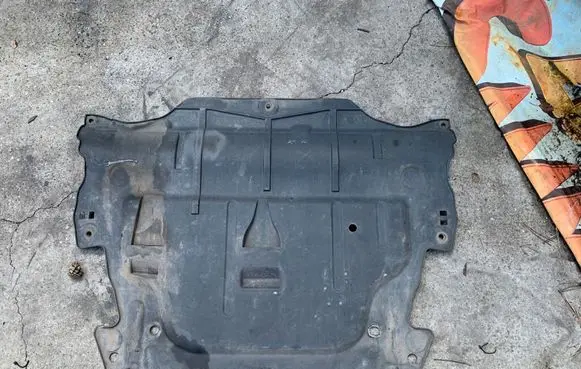 Volvo XC60 Engine splash shield/under tray