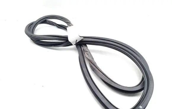 Audi Q7 4L Front door rubber seal 4L0831721