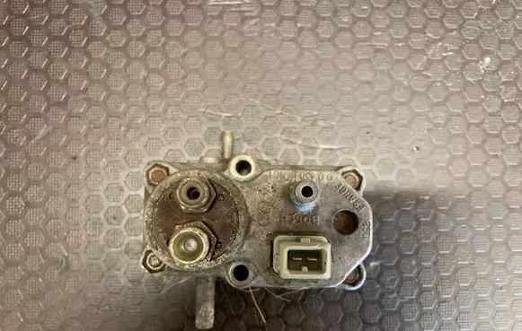 Mercedes-Benz S W126 Fuel pressure regulator 0438140