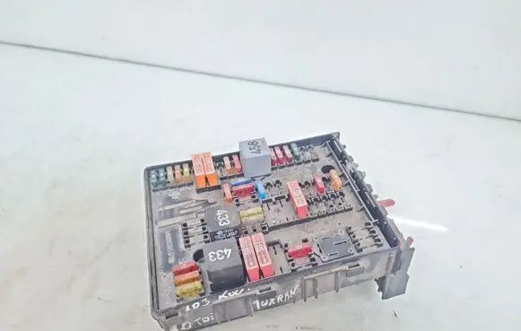 Volkswagen Touran I Fuse module 1K0937124K 3D0951253A 014189861