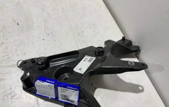 Volvo S90, V90 Fender mounting bracket 31447898