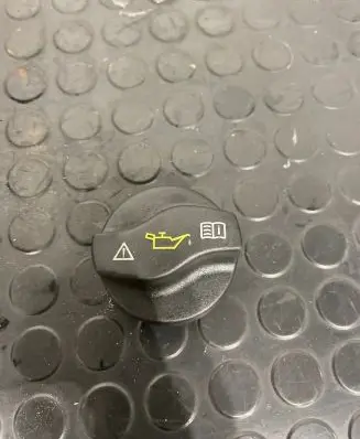 Mercedes-Benz CLA C117 X117 W117 Oil filler cap A0000101585