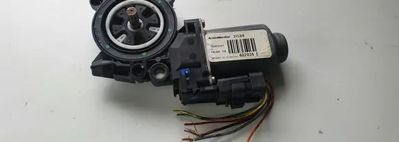 Nissan Qashqai Front door window regulator motor