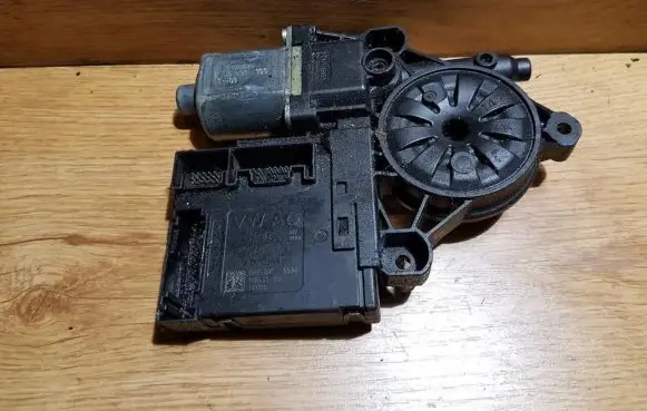 Volkswagen PASSAT B7 Front door window regulator motor 3c0959793c