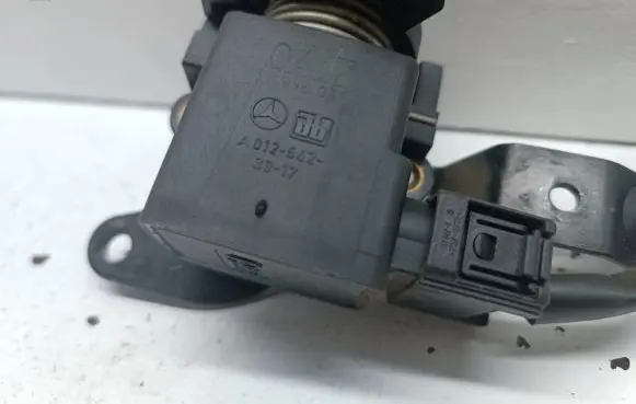 Mercedes-Benz A W168 Accelerator throttle pedal A0125423317