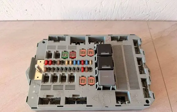 Jaguar XF X250 Fuse module 7370011040 9X2314D628AC