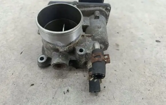 Toyota Avensis T270 Throttle body valve 261000R020