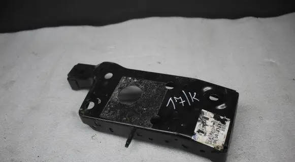 Peugeot 308 Engine mount bracket 