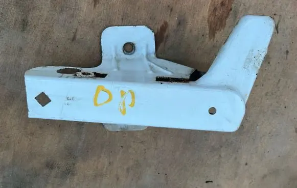 Fender mounting bracket
