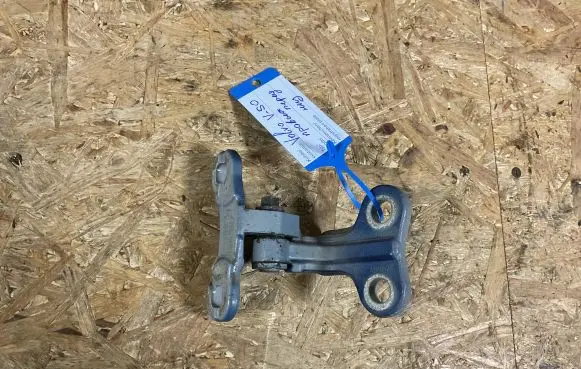 Volvo V50 Front door lower hinge 