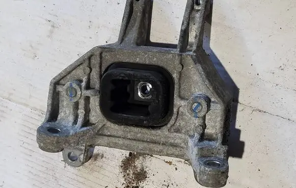 Nissan Note (E12) Gearbox mounting bracket 
