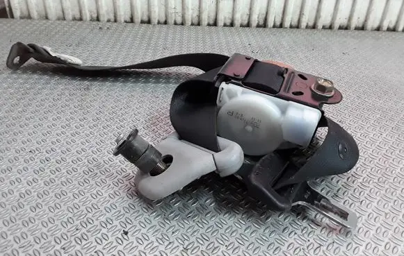 Mazda MPV Third row seat belt 