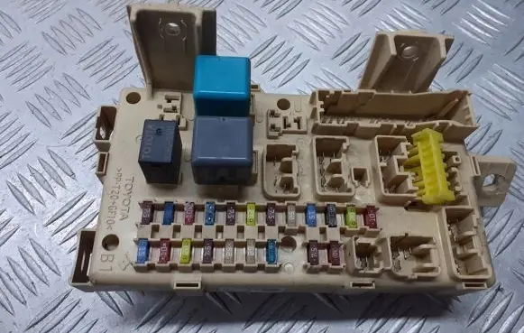 Toyota Avensis T250 Fuse box cover 82641-05020