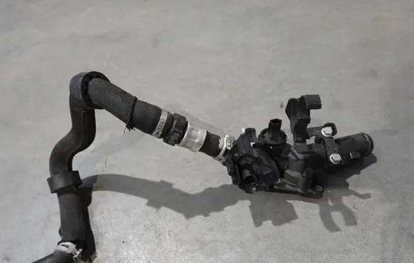 Nissan Juke I F15 Thermostat/thermostat housing 110609813R 215145907R