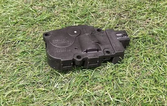 Volkswagen Touareg II Air flap motor/actuator EFB440 16450178