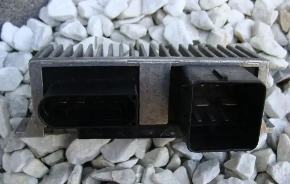 Opel Movano B Glow plug pre-heat relay 271206395R