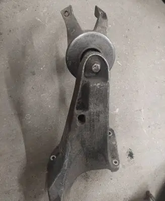 Volkswagen Transporter - Caravelle T5 Engine mounting bracket 7H0199370