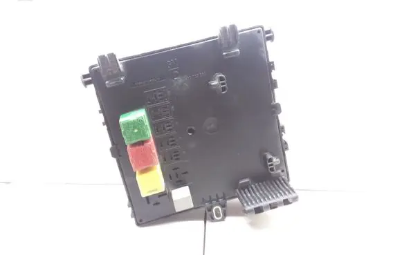 Opel Vectra C Relay mounting block 13112911 519046031