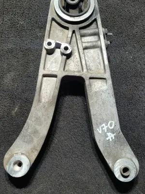 Volvo V70 Engine mounting bracket 3524347 G6587