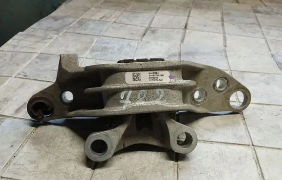 Chevrolet Cruze II Engine mount bracket 39096914