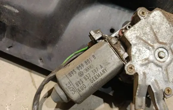 Audi 80 90 S2 B4 Front door window regulator motor 893959801B