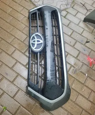 Toyota Hilux VIII Front bumper upper radiator grill 531000KT30 531000KJ80