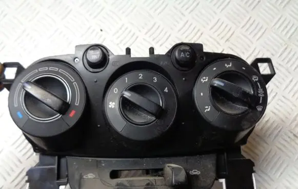 Mazda 2 Climate control unit UDF717H23