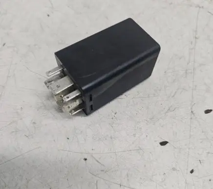 Volkswagen PASSAT B5.5 Other relay 8D0959257