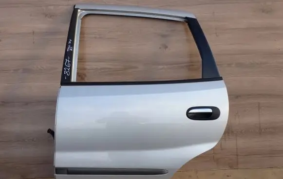 Nissan Almera Tino Front door