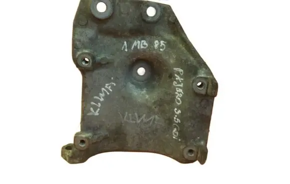 Mitsubishi Pajero Engine mounting bracket MR398429