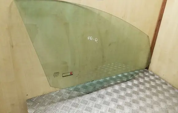 Volvo XC60 Front door window glass four-door