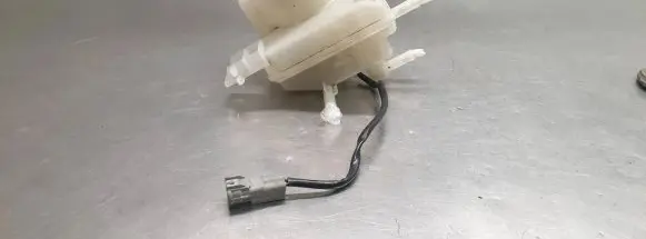 Toyota Prius+ (ZVW40) Brake fluid reservoir 