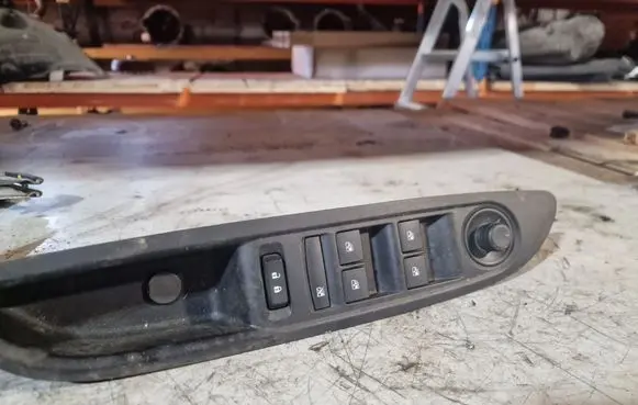 Buick Encore I Electric window control switch 95025518