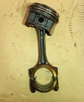 Renault Clio III Piston with connecting rod 