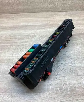 BMW 5 E60 E61 Fuse module 6957330 695733001